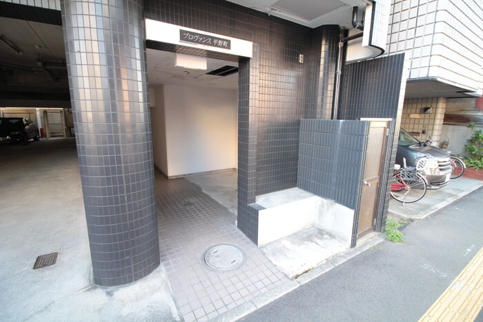 物件外観写真2　(エントランス部分)