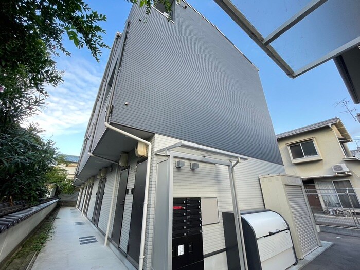 物件外観写真3　(エントランス部分)