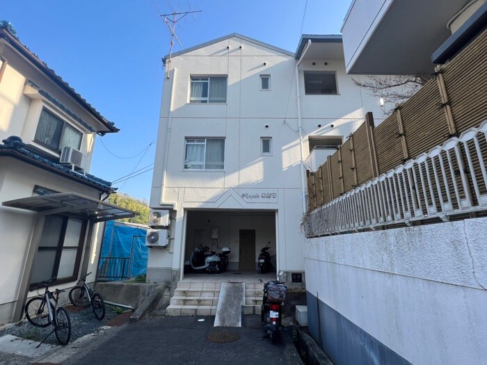 物件外観写真2　(バイク置き場)