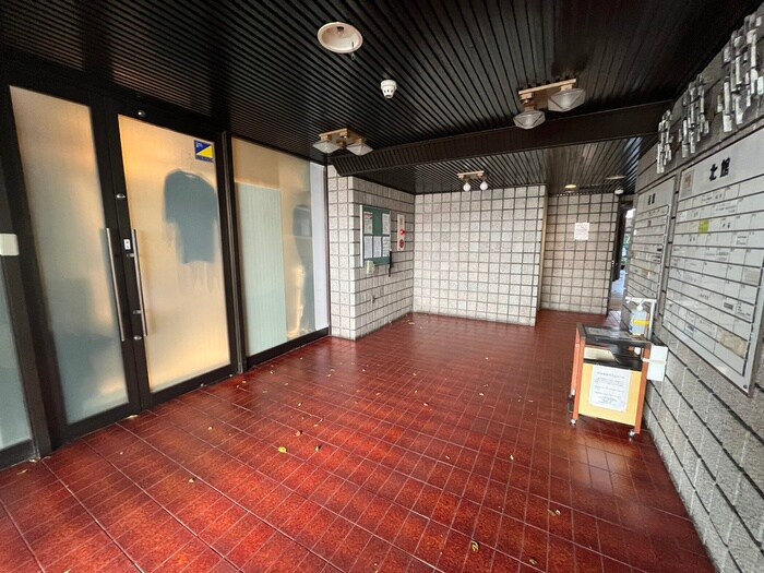 物件外観写真2　(エントランス部分)