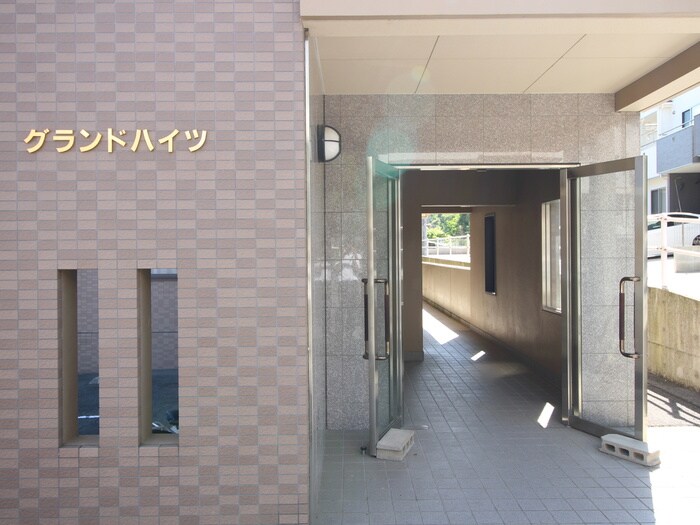 物件外観写真4　(エントランス部分)