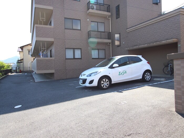 物件外観写真5　(駐車場)