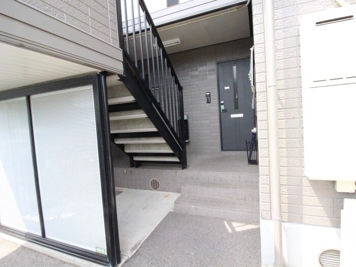 物件外観写真6　(エントランス部分)