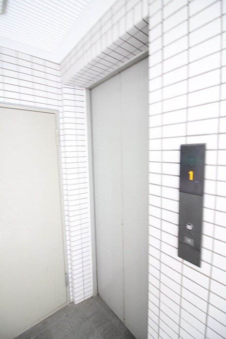 物件外観写真4　(エントランス部分)