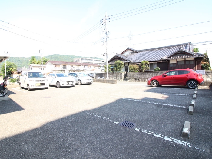 物件外観写真5　(駐車場)