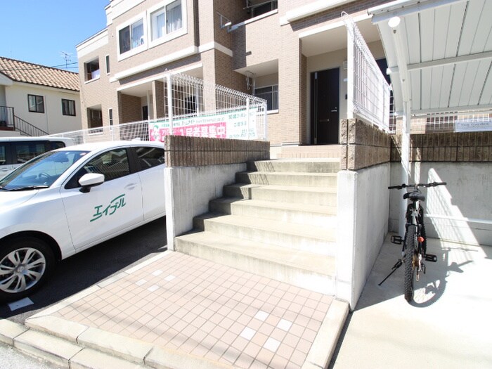 物件外観写真5　(エントランス部分)