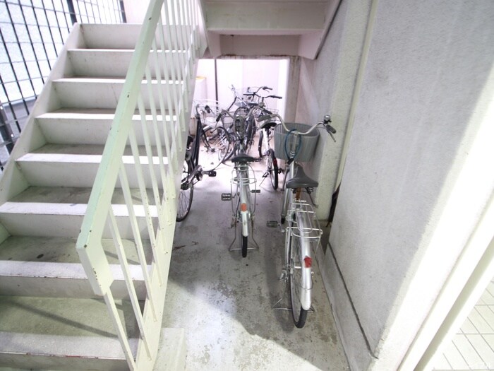 物件外観写真4　(駐輪場)