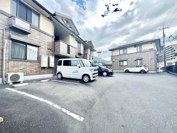 物件外観写真4　(駐車場)