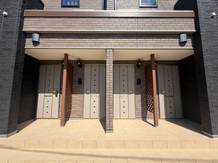 物件外観写真2　(エントランス部分)