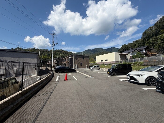 物件外観写真3　(駐車場)