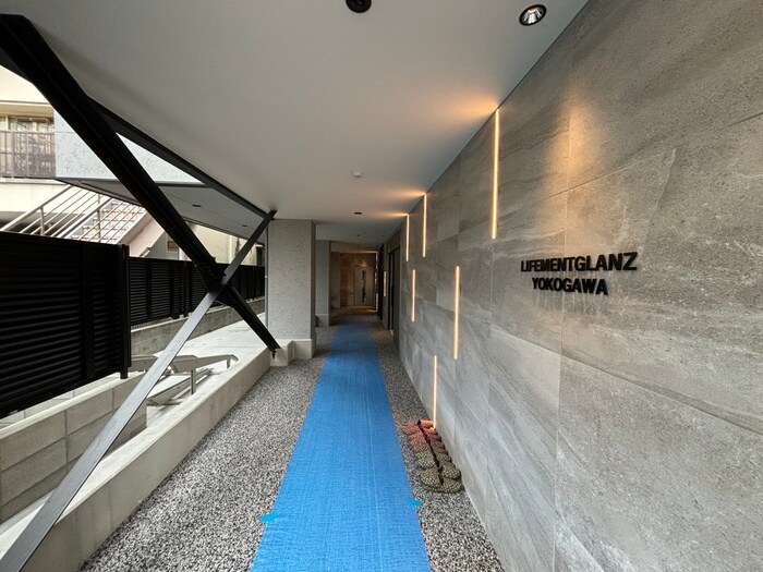 物件外観写真3　(エントランス部分)