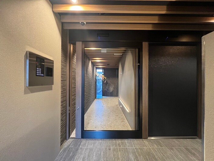 物件外観写真2　(エントランス部分)