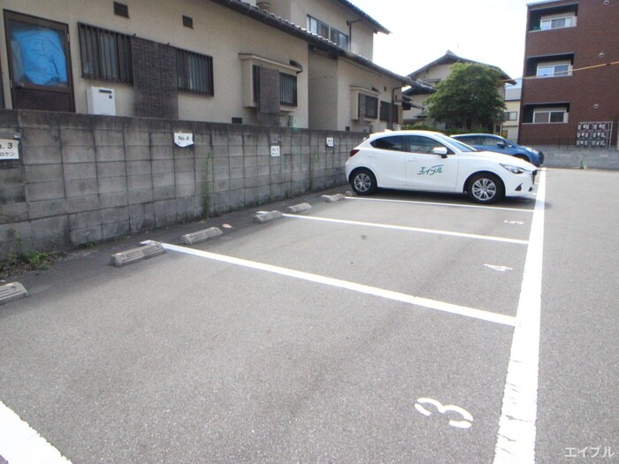 物件外観写真2　(駐車場)