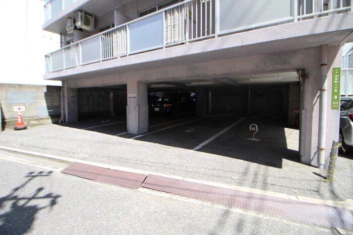 物件外観写真4　(駐車場)