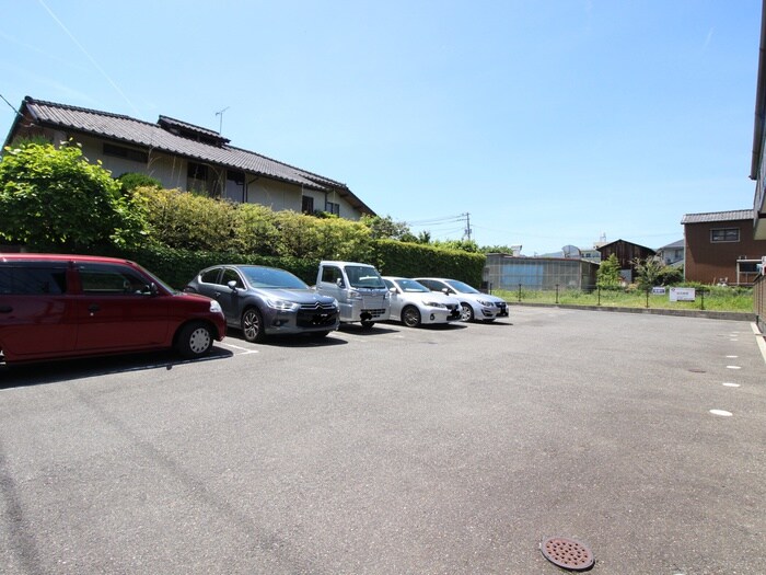 物件外観写真4　(駐車場)