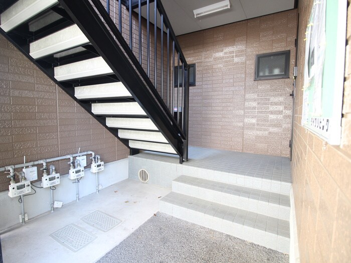 物件外観写真5　(エントランス部分)