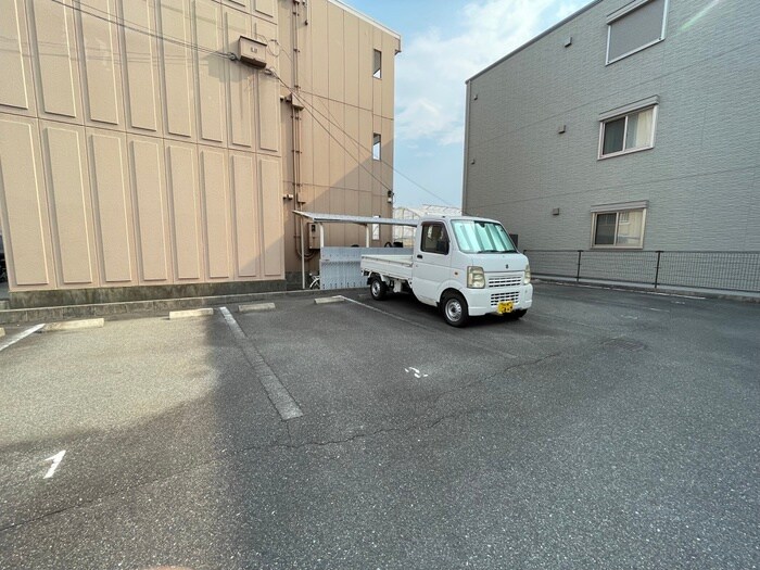 物件外観写真3　(駐車場)