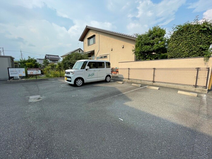 物件外観写真4　(駐車場)