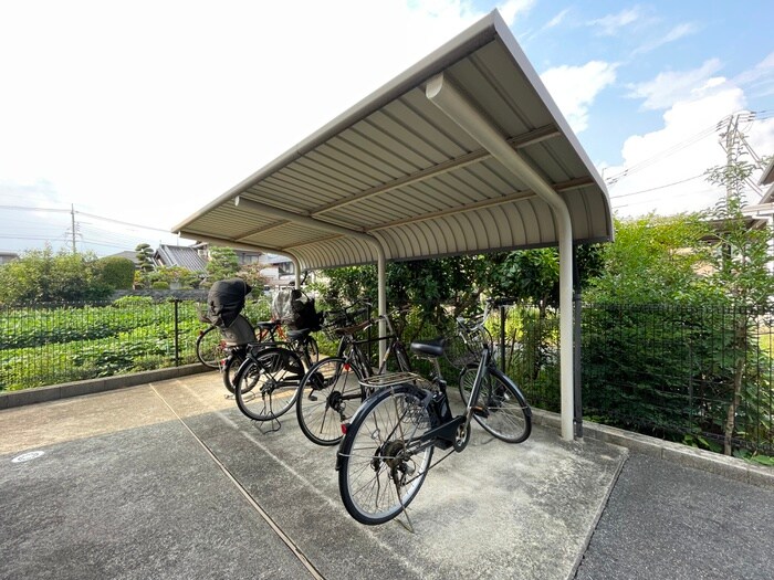 物件外観写真5　(駐輪場)