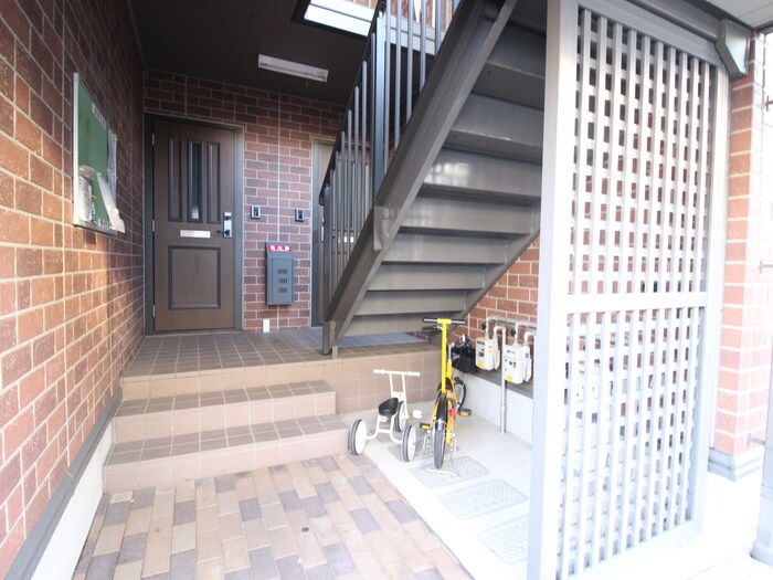 物件外観写真2　(エントランス部分)