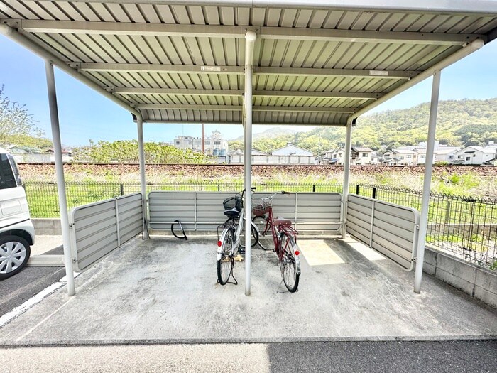 物件外観写真2　(駐輪場)