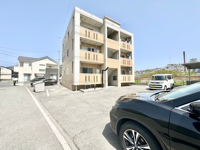 物件外観写真3　(駐車場)