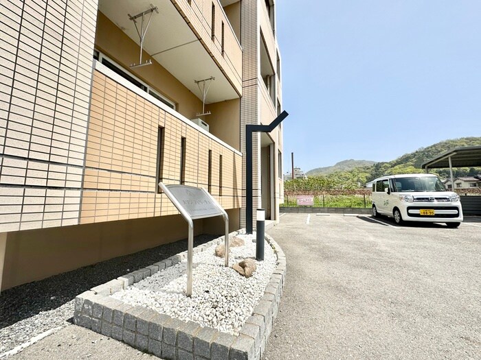 物件外観写真5　(エントランス部分)