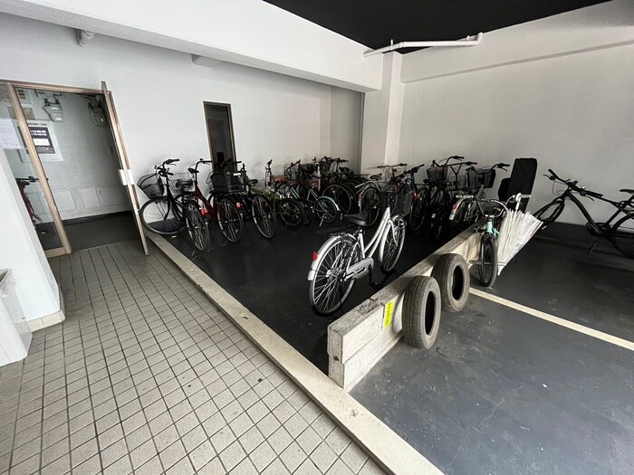 物件外観写真4　(駐輪場)