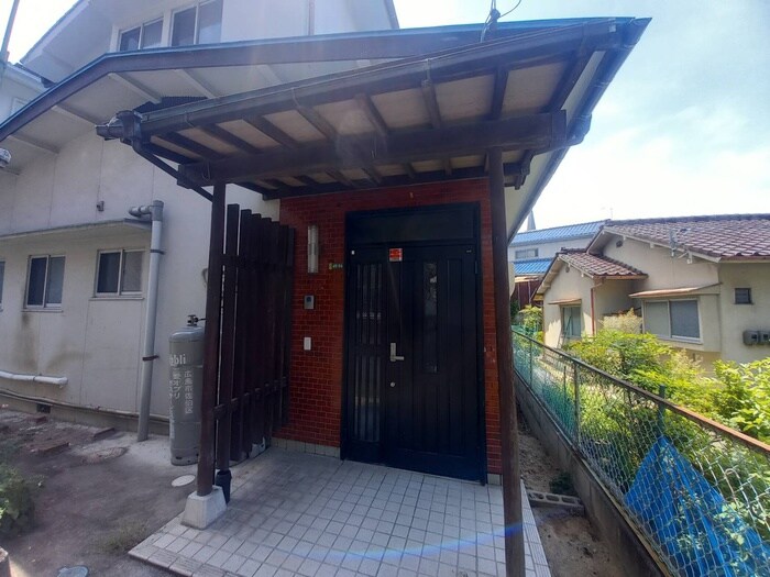 物件外観写真2　(エントランス部分)