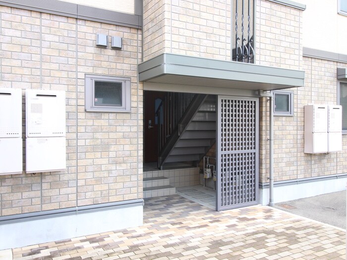 物件外観写真3　(エントランス部分)