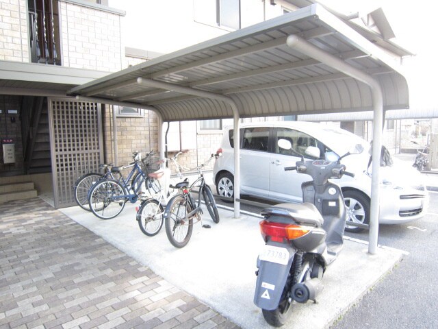 物件外観写真4　(駐輪場)