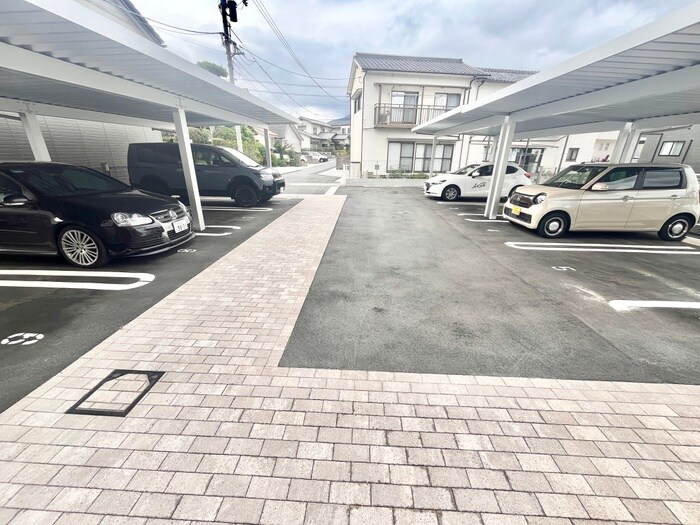 物件外観写真2　(駐車場)