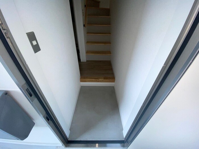 物件内観写真12　(玄関)