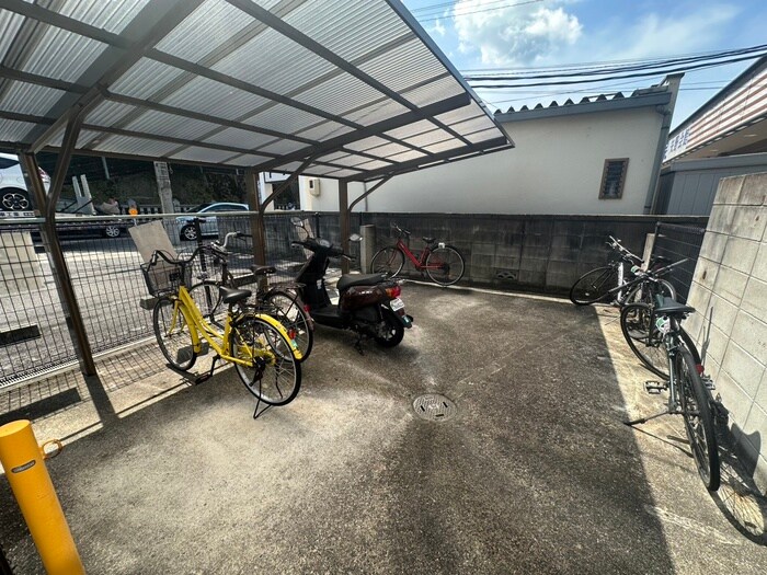物件外観写真2　(駐輪場)