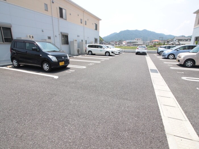 物件外観写真2　(駐車場)