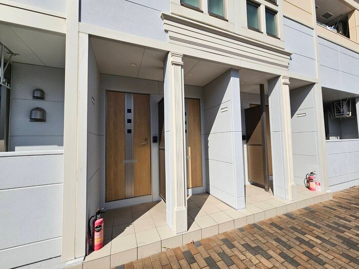 物件外観写真4　(エントランス部分)