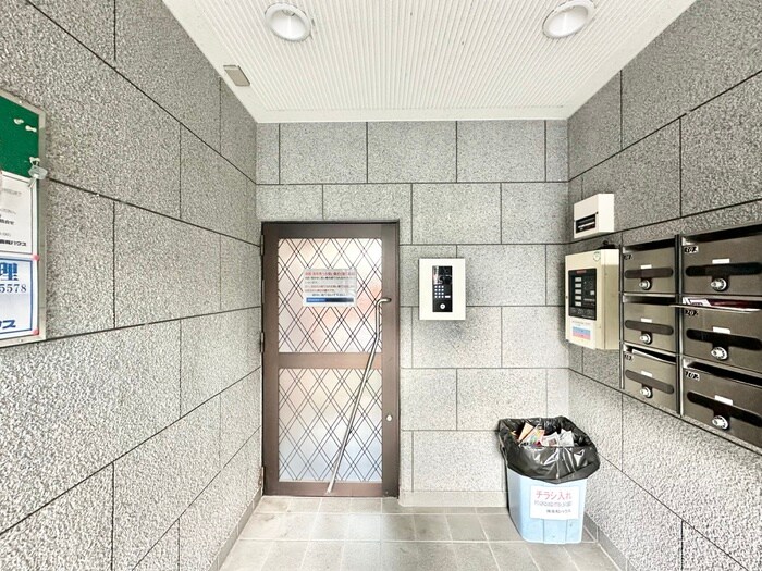物件外観写真3　(エントランス部分)