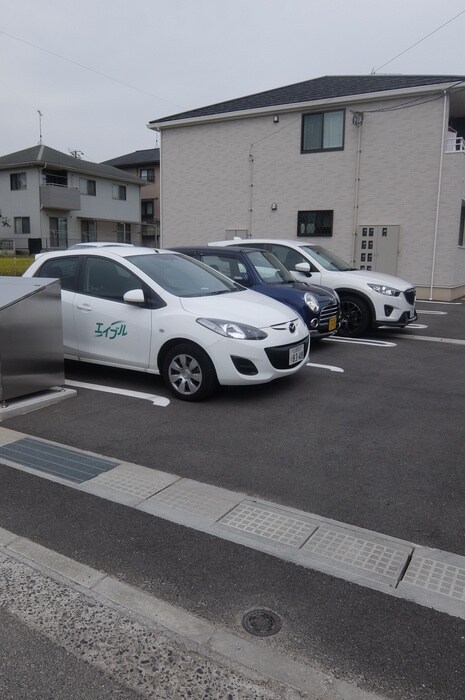 物件外観写真3　(駐車場)