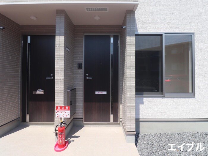 物件外観写真2　(エントランス部分)