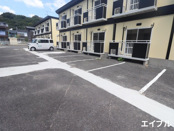物件外観写真3　(駐車場)