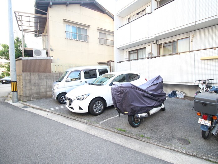 物件外観写真6　(駐車場)