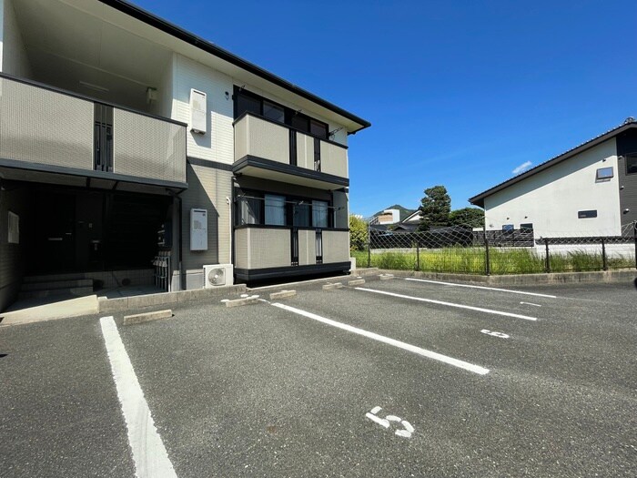 物件外観写真3　(駐車場)