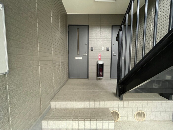 物件外観写真3　(エントランス部分)