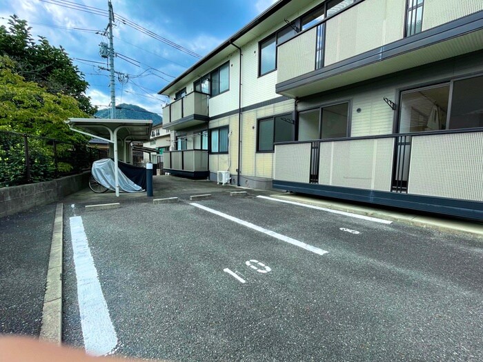 物件外観写真4　(駐車場)