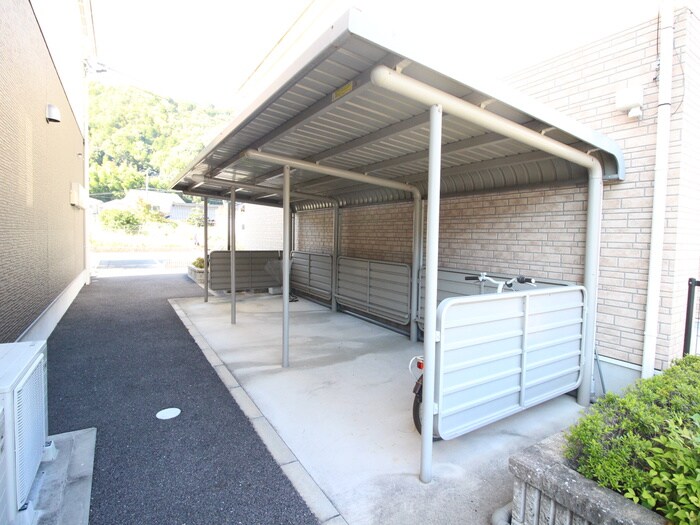 物件外観写真3　(駐輪場)