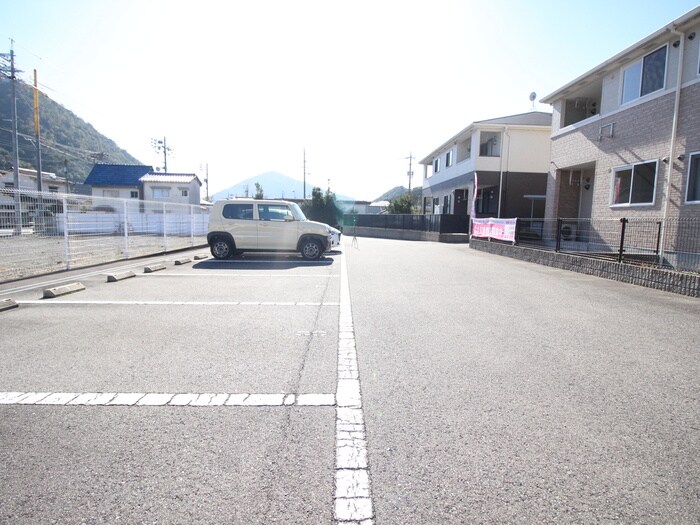 物件外観写真4　(駐車場)