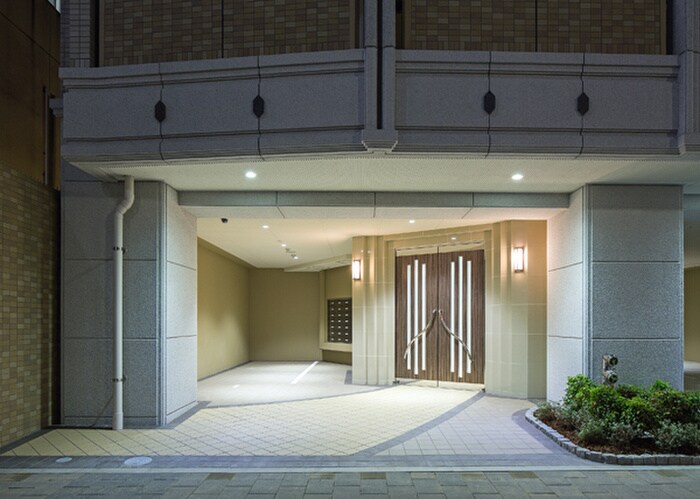 物件外観写真2　(エントランス部分)