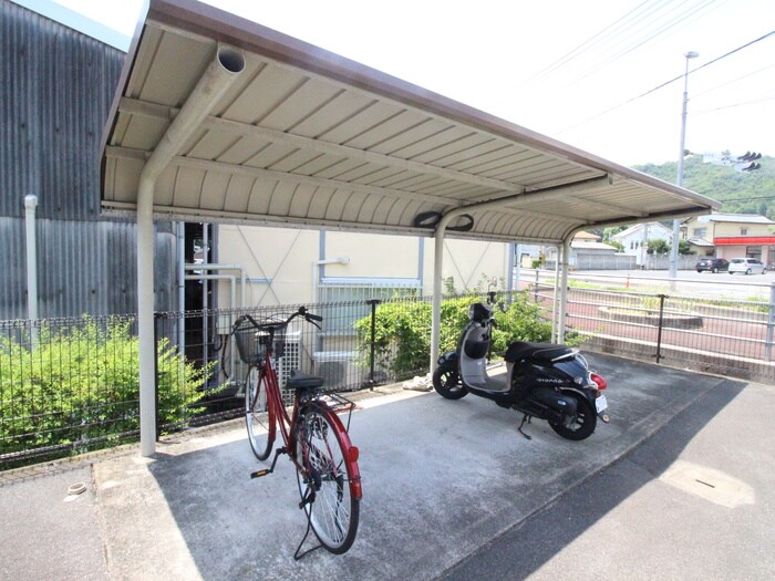 物件外観写真4　(駐輪場)