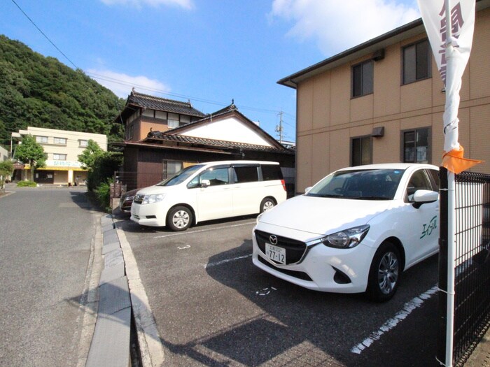 物件外観写真4　(駐車場)