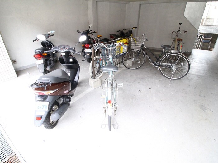 物件外観写真3　(駐輪場)